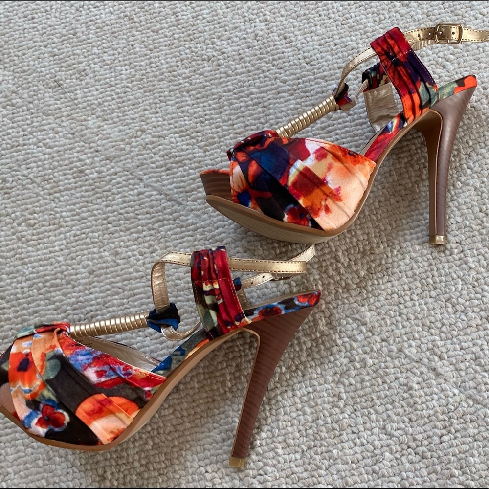 Apt 9 platform heels sandals new in box women 6 1/2 with gold strap apmandaprint